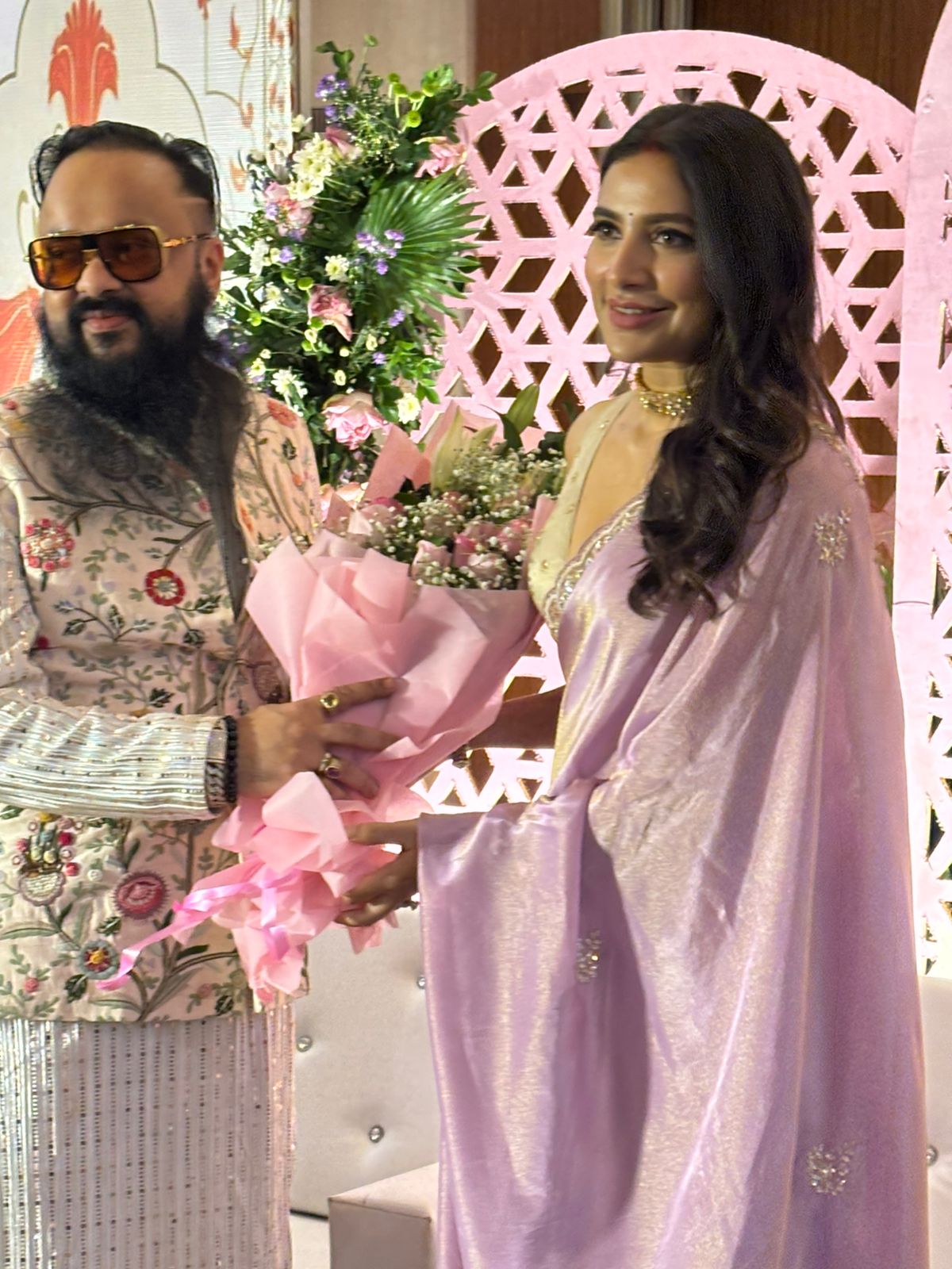 দীপা চরিত্রের রূপ: এই ছবিতে শুভশ্রীর চরিত্রের নাম দীপা— যার জীবনের ২৫ বছরের সফর ফুটে উঠবে গল্পে। কিন্তু এটি কেবল শারীরিক নয়, মানসিক জার্নিও বটে।
